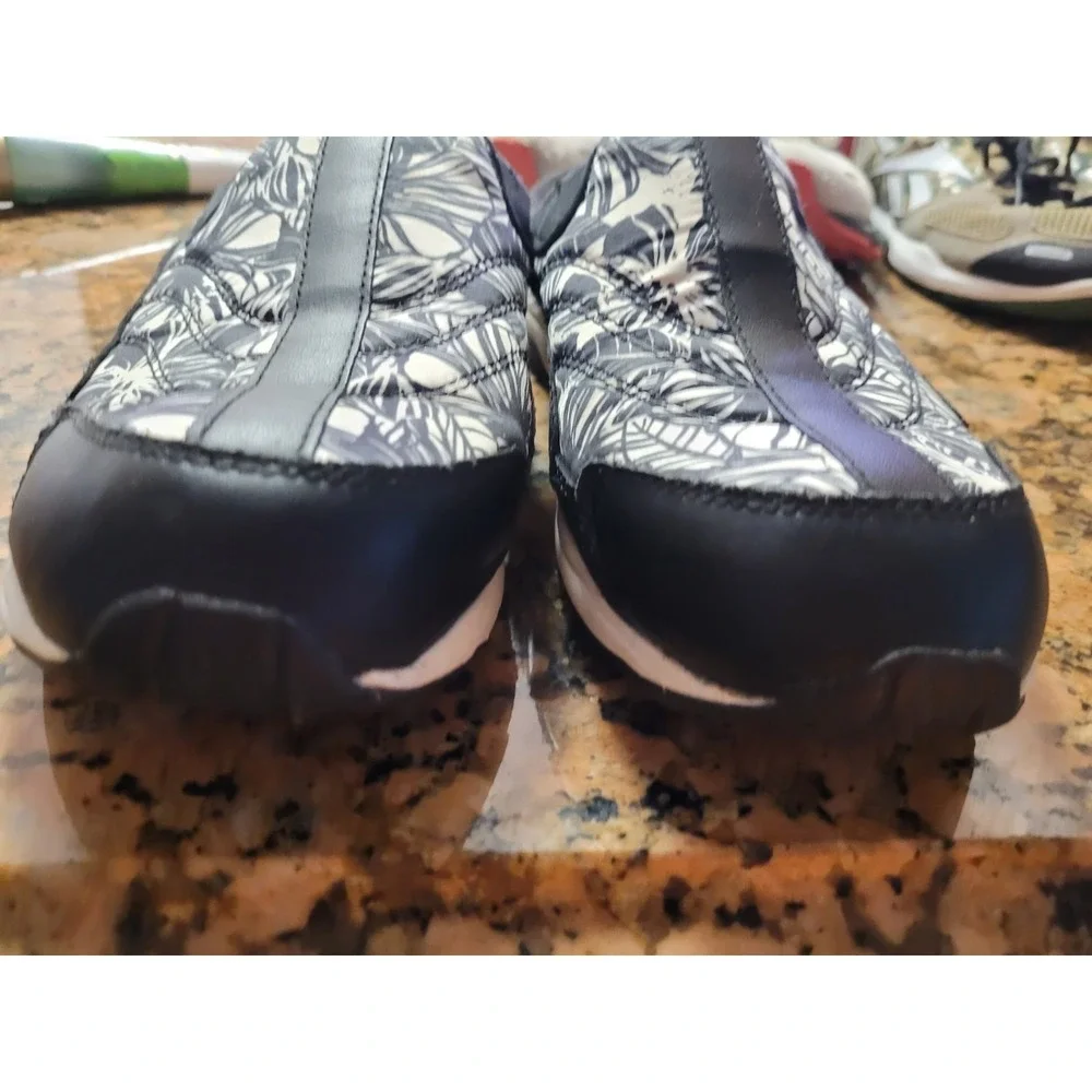 Womans Easy Spirit Travel Time Slip On Size 9 Black and White Floral Casual Boho